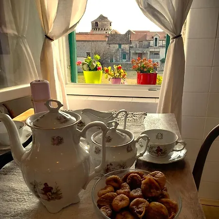 Dida Roko, Rustikalni S Terasom Apartment Kaštela