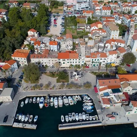 Dida Roko, Rustikalni S Terasom Lejlighed *