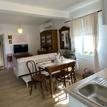 Dida Roko, Rustikalni S Terasom * Kaštela