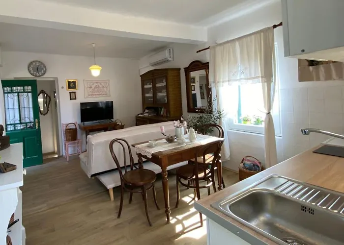 Dida Roko, Rustikalni S Terasom * Kaštela